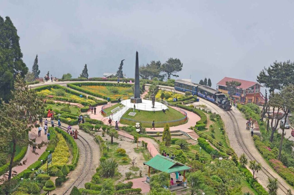 batasia loop tourist places in Darjeeling